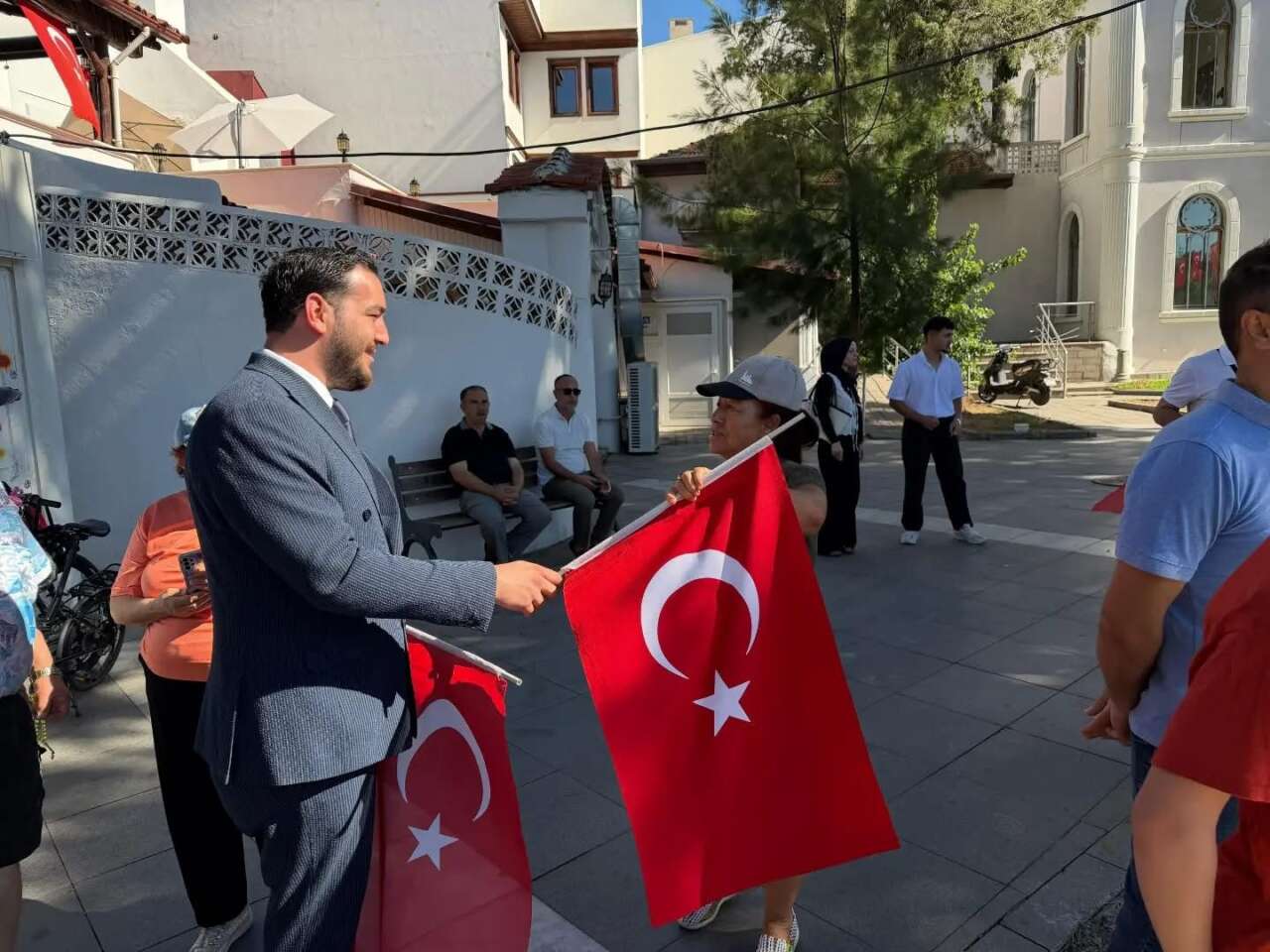 Muğla Ülkü Ocakları’ndan 30 Ağustos’ta Vatandaşlara Türk Bayrağı 2